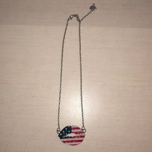 american lips necklace